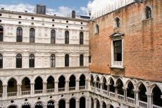 Venetië en de Lagune - Venetië en de Lagune: De binnenplaats van het Dogenpaleis. De poort Porta della Carta leidt via de Foscari-boog naar de centrale...