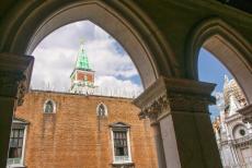 Venetië en de Lagune - Venetië en de Lagune: De Campanile van Venetië gezien vanuit het Dogenpaleis. De campanile is de klokkentoren van de Basiliek van...