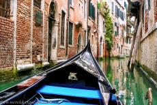 Venetië en de Lagune - Venetië en de Lagune van Venetië: Een gondel op een smal kanaal. Eeuwenlang was de gondel het belangrijkste transportmiddel in... Venetië en de Lagune - Venetië en de Lagune van Venetië: Een gondel op een smal kanaal. Eeuwenlang was de gondel het belangrijkste transportmiddel in...