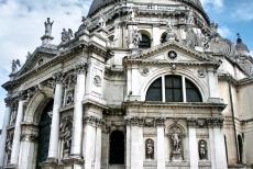 Venetië en de Lagune - Venetië en de Lagune: De Basiliek van Santa Maria della Salute werd gebouwd na het einde van een zware pestepidemie, die Venetië in... Venetië en de Lagune - Venetië en de Lagune: De Basiliek van Santa Maria della Salute werd gebouwd na het einde van een zware pestepidemie, die Venetië in...