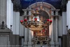Venetië en de Lagune - Venetië en de Lagune: Het interieur van de Basiliek van Santa Maria della Salute. De basiliek is een achthoekig gebouw met twee koepels... Venetië en de Lagune - Venetië en de Lagune: Het interieur van de Basiliek van Santa Maria della Salute. De basiliek is een achthoekig gebouw met twee koepels...