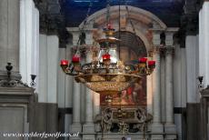 Venetië en de Lagune - Venetië en de Lagune: Het interieur van de Basiliek van Santa Maria della Salute. De basiliek is een achthoekig gebouw met twee koepels...