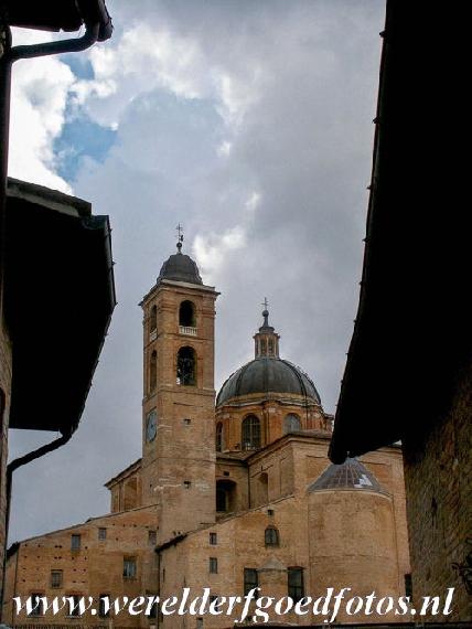 Historisch centrum van Urbino - Historisch centrum van Urbino: De klokkentoren en de koepel van de Dom van Urbino. De Dom werd gebouwd in de neoclassicistische stijl. De Dom... Historisch centrum van Urbino - Historisch centrum van Urbino: De klokkentoren en de koepel van de Dom van Urbino. De Dom werd gebouwd in de neoclassicistische stijl. De Dom...