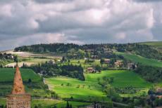 Historisch centrum van Urbino - Het Fortezza dell' Albornoz ligt bovenop een heuvel, het fort biedt prachtig uitzicht over Urbino en het omliggende landschap van...