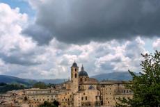 Historisch centrum van Urbino - Urbino is een ommuurde stad en ligt op een heuveltop. In de 15de eeuw maakte de kleine stad Urbino een enorme culturele bloeiperiode door....