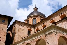 Historisch centrum van Urbino - Historisch centrum van Urbino: De Dom van Urbino werd in 1021 gesticht, de Dom herbergt een aantal schilderingen uit de 15e en 16e eeuw. De...