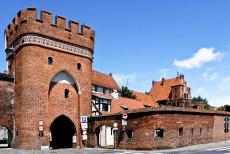 Middeleeuwse stad van Toruń - Middeleeuwse stad Toruń: De Brama Mostowa (Poort van de Brug) dateert uit 1432. De Brama Mostowa of Mostowapoort is de indrukwekkendste van...