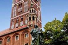 Middeleeuwse stad van Toruń - Middeleeuwse stad van Toruń: Voor het Oude Stadhuis van Toruń staat een standbeeld van de astronoom Nicolaus Copernicus. Het Oude stadhuis werd...