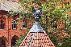 Kasteel van de Duitse Ridderorde in Malbork - Het kasteel van de Duitse Orde in Malbork: Een heraldische pelikaan siert de waterput. De put werd gebouwd op de binnenplaats om het kasteel te...