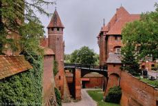 Kasteel van de Duitse Ridderorde in Malbork - Het kasteel van de Duitse Orde in Malbork: De droge, diepe gracht tussen de Middenburcht en de Hoogburcht van kasteel Malbork. Kasteel...