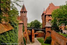 Kasteel van de Duitse Ridderorde in Malbork - Het kasteel van de Duitse Orde in Malbork: De droge, diepe gracht tussen de Middenburcht en de Hoogburcht van kasteel Malbork. Kasteel...