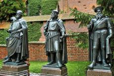 Kasteel van de Duitse Ridderorde in Malbork - Voor kasteel Malbork staan levensgrote standbeelden van enkele grootmeesters van de Duitse Orde, ook bekend als de Teutoonse Orde, de mannen van...