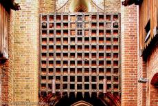 Kasteel van de Duitse Ridderorde in Malbork - Het enorme valhek boven de poort van het kasteel van de Duitse Orde in Malbork. Het kasteel is een versterkte kloostervesting. De...