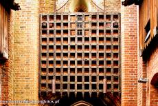 Kasteel van de Duitse Ridderorde in Malbork - Het enorme valhek boven de poort van het kasteel van de Duitse Orde in Malbork. Het kasteel is een versterkte kloostervesting. De...