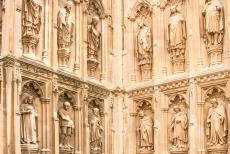 Kathedraal van Canterbury - Kathedraal van Canterbury: De standbeelden bij het zuidportaal. Het merendeel van de beelden die de kathedraal verfraaien werd rond 1860...