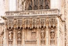 Kathedraal van Canterbury - Enkele&nbsp;sculpturen boven&nbsp;het zuidwestportaal van de kathedraal van Canterbury.&nbsp;Het gotische portaal werd in de 15de eeuw gebouwd,...