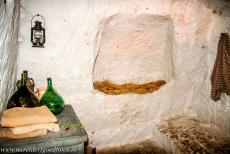 Sassi di Matera en grotkerken van Matera - De Sassi di Matera en grotkerken van Matera: Een opslagruimte in de grotwoning van Vittorio Solitario. De meeste grotwoningen...