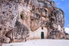 Sassi di Matera en grotkerken van Matera - De Sassi di Matera en de grotkerken van Matera: De ingang naar de kerk van Madonna de Idris, ook Santa Maria di Idris genoemd. De kerk werd...