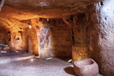 Sassi di Matera en grotkerken van Matera - Sassi di Matera en de grotkerken van Matera: De kleine kerk San Giovanni in Monterrone. De grotkerk is gedecoreerd met fresco's, die...