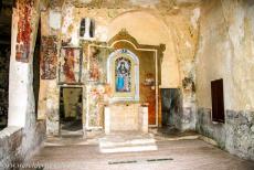 Sassi di Matera en grotkerken van Matera - Sassi di Matera en de grotkerken van Matera: Het hoogaltaar in de kerk van Madonna de Idris. De grotkerk van Madonna de Idris is rijk...