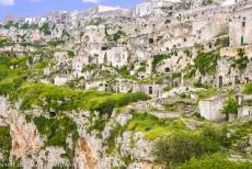 Sassi di Matera en grotkerken van Matera - De Sassi di Matera en grotkerken van Matera: Vanuit de benedenstad met de grotwoningen kun je de bovenstad van Matera met de modernere...