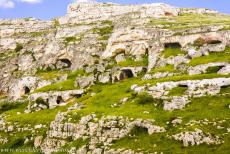 Sassi di Matera en grotkerken van Matera - De Sassi di Matera en de grotkerken van Matera: Deze grotwoningen behoren tot de allereerste nederzettingen in Italië, ze dateren uit de...