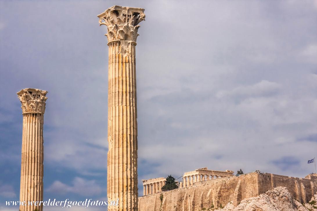 Acropolis van Athene - De Acropolis van Athene gezien vanaf de tempel van de Olympische Zeus. Op de Acropolis van Athene staat een mast met de Griekse vlag. Vanaf de... Acropolis van Athene - De Acropolis van Athene gezien vanaf de tempel van de Olympische Zeus. Op de Acropolis van Athene staat een mast met de Griekse vlag. Vanaf de...
