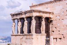 Acropolis van Athene - Acropolis, Athene: Het Erechtheion is beroemd om het 'Portaal der Maagden, het zuidelijke portaal met de...