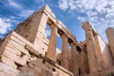 Acropolis van Athene - Acropolis, Athene: De Propyleeën zijn de hoofdpoorten naar de Acropolis, ze staan net onder de tempel van Nikè. De...