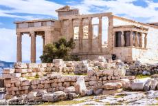 Acropolis van Athene - Acropolis van Athene: Het Erechtheion gezien vanuit het zuidwesten. De tempel werd in de Ionische stijl gebouwd in de periode 421-407 v.Chr....