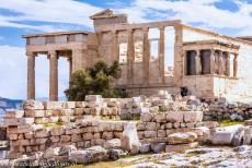 Acropolis van Athene - Acropolis van Athene: Het Erechtheion gezien vanuit het zuidwesten, de Ionische tempel werd in 421-407 v.Chr. gebouwd en is beroemd om de...