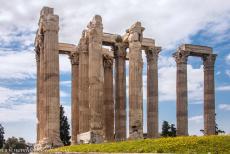 Acropolis van Athene - Aan de voet van de Acropolis van Athene staat de tempel van de Olympische Zeus, gewijd aan de oppergod van de Olympische goden, Zeus. De...