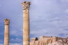 Acropolis van Athene - De Acropolis van Athene gezien vanaf de tempel van de Olympische Zeus, die aan de voet van de Acropolis ligt. De Griekse vlag wappert op de...