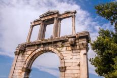 Acropolis van Athene - De Poort van Hadrianus ligt aan de voet van de Acropolis van Athene, dichtbij de tempel van de Olympische Zeus. De monumentale marmeren...