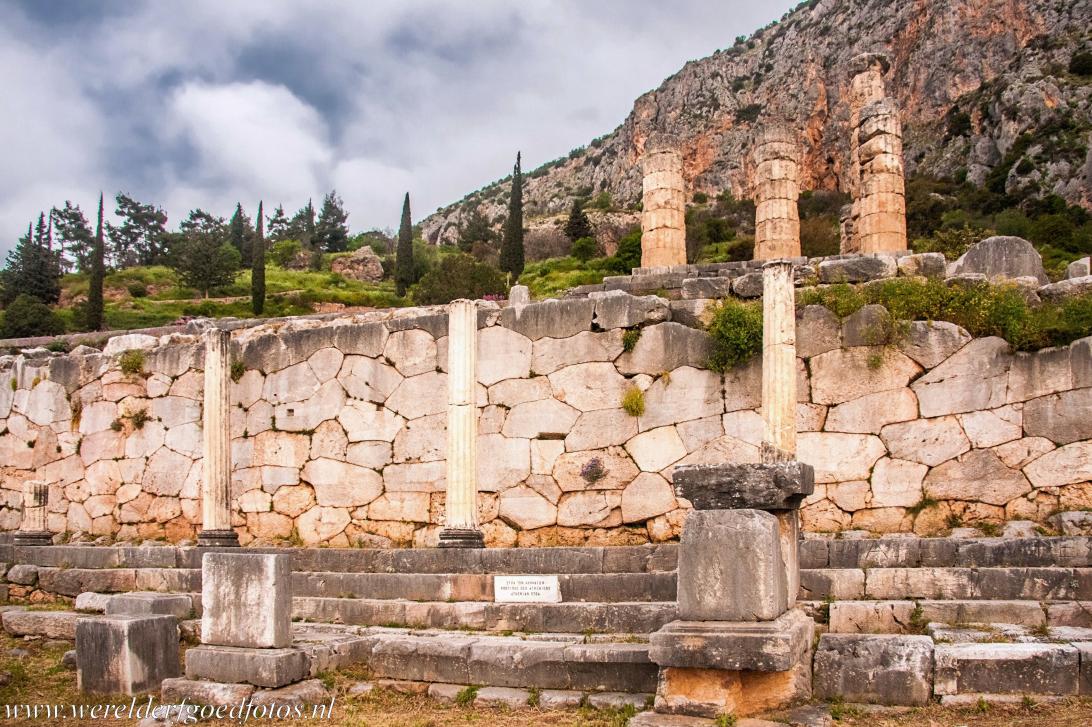 Archeologisch Delphi - Archeologische Site van Delphi: De Stoa van de Atheners ligt aan de Heilige Weg naar de tempel van Apollo. Archeologische Delphi... Archeologisch Delphi - Archeologische Site van Delphi: De Stoa van de Atheners ligt aan de Heilige Weg naar de tempel van Apollo. Archeologische Delphi...