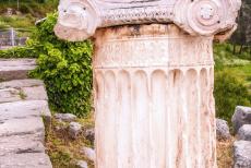 Archeologisch Delphi - Archeologisch Delphi: Een restant van een Ionische zuil langs de Heilige Weg van Delphi in het heiligdom van Delphi. De Heilige Weg...