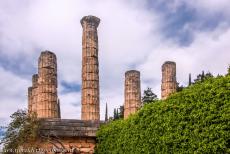 Archeologisch Delphi - Archeologisch Delphi: De tempel van Apollo, op de voorgrond de rots van het Orakel van Delphi. De tempel van Apollo werd gebouwd in de 4de...