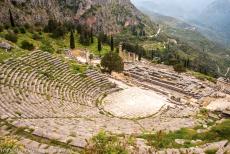 Archeologisch Delphi - Archeologisch Delphi: Het theater van Delphi werd in de 4de eeuw v.Chr. gebouwd. Het theater had 35 rijen met zitplaatsen en bood plaats aan meer...