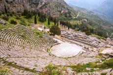 Archeologisch Delphi - Archeologisch Delphi: Het theater van Delphi werd in de 4de eeuw v.Chr. gebouwd. Het theater had 35 rijen met zitplaatsen en bood plaats aan meer...