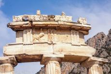 Archeologisch Delphi - Archeologisch Delphi: Een Dorische fries van de Tholos van het heiligdom van Athena Pronaia in Delphi. De tholos staat ook bekend als de...