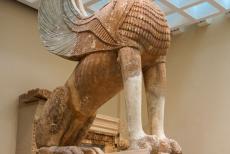 Archeologisch Delphi - Archeologisch Museum van Delphi: De Sphinx van Naxos staat op een Ionische zuil, het beeld dateert uit circa 560 v.Chr. Het standbeeld...