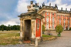 Paleizen van Potsdam en Berlijn - Paleizen en parken van Potsdam en Berlijn: Het Neues Palais (Nieuwe Paleis) in Potsdam. Het paleis staat in Park Sanssouci. Koning Frederik...