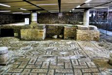 Archeologische opgravingen van Aquileia - Archeologische opgravingen en patriarchale basiliek van Aquileia: Een vloermozaïek in de Crypte van de Slaven. In de 4de eeuw werden...