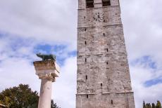 Archeologische opgravingen van Aquileia - Archeologische opgravingen en de basiliek van Aquileia: Voor de klokkentoren van Poppo staat een bronzen beeld van de mythische wolvin,...