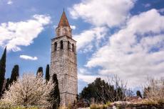 Archeologische opgravingen van Aquileia - De archeologische opgravingen en de patriarchale basiliek van Aquileia: De klokkentoren van Poppo is de vrijstaande toren van de basiliek van...