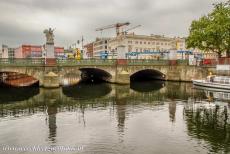 Museumsinsel Berlijn - Museumsinsel (Museum Island), Berlin: The Schlossbrücke is a stone arch bridge over the river Spree. The bridge was built in the...