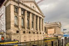 Museumsinsel Berlijn - Museumsinsel (Museum Island), Berlin: The Pergamonmuseum was built from 1910 to 1930. The Pergamonmuseum was damaged during WWII and...