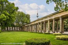 Museumsinsel Berlijn - Museumsinsel (Museum Island): The Colonnade Courtyard near the Alte Nationalgalerie, in the background the TV tower, the Berliner Fernsehturm. The...