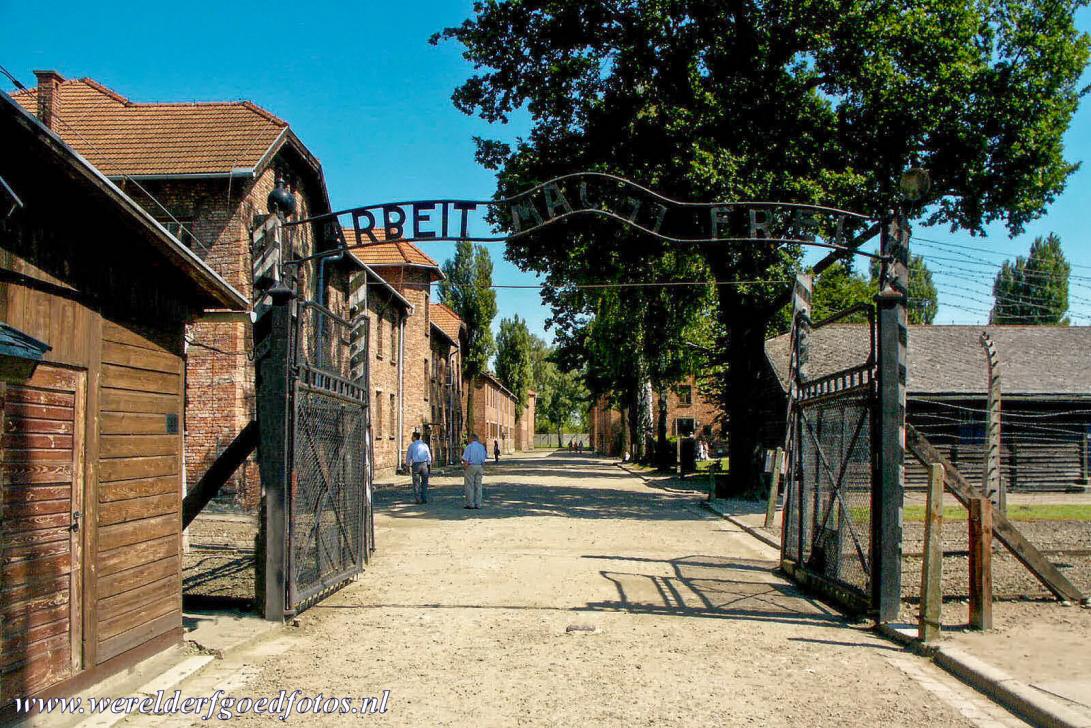 Auschwitz - Birkenau - Boven de poort van het concentratiekamp Auschwitz I hang de beruchte leus 'Arbeit macht Frei'. De poort met de leus werd in opdracht van... Auschwitz - Birkenau - Boven de poort van het concentratiekamp Auschwitz I hang de beruchte leus 'Arbeit macht Frei'. De poort met de leus werd in opdracht van...