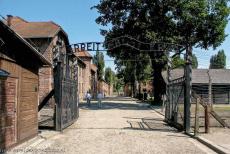 Auschwitz - Birkenau - Boven de poort van het concentratiekamp Auschwitz I hang de beruchte leus 'Arbeit macht Frei'. De poort met de leus werd in opdracht van... Auschwitz - Birkenau - Boven de poort van het concentratiekamp Auschwitz I hang de beruchte leus 'Arbeit macht Frei'. De poort met de leus werd in opdracht van...